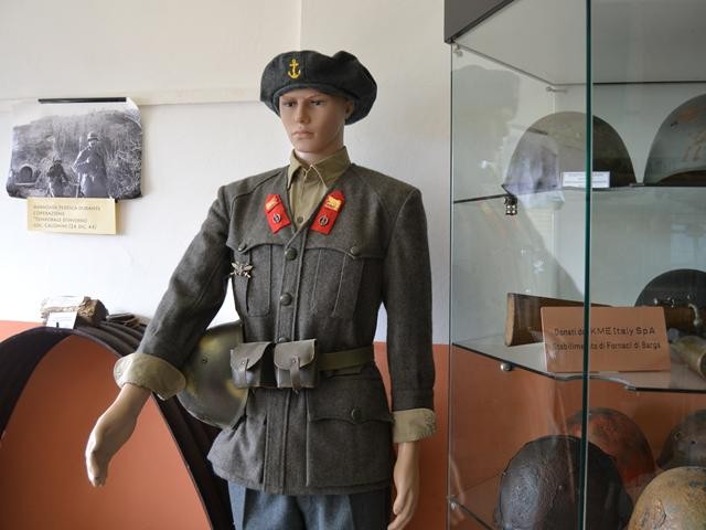 Divisa di soldato della Divisione San Marco della RSI - Museo della Seconda Guerra Mondiale di Molazzana (LU)