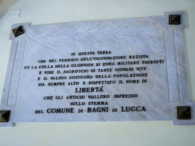 Lapide nel municipio di Bagni di Lucca (LU) che ricorda la presenza dell'XI Zona Militare Patrioti