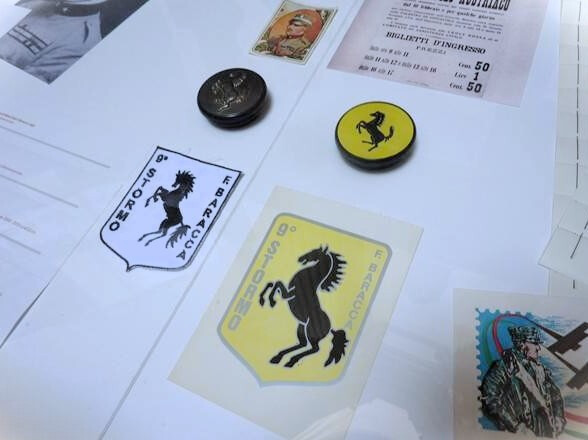 Il simbolo del cavallino rampante di Baracca usato da Ferrari per le sue auto da corsa