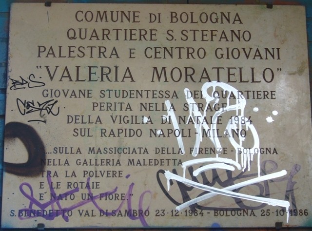 Lapide ricordo di Valeria Moratello - vittima dell'attentato sul rapido 904 - Bologna - Giardino della Lunetta Gamberini