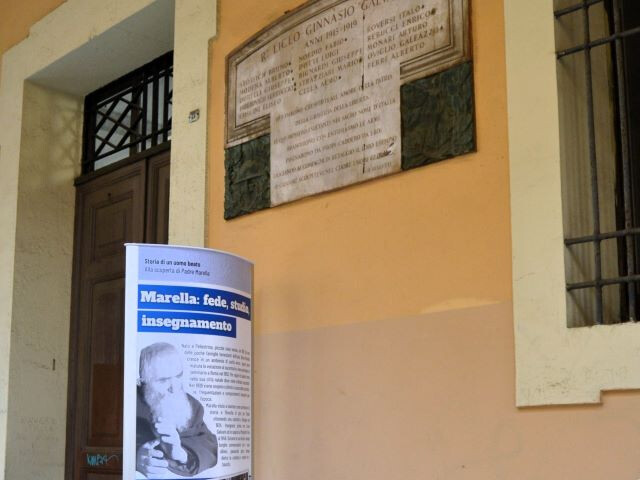 Padre Marella ricordato all'ingresso del Liceo Galvani