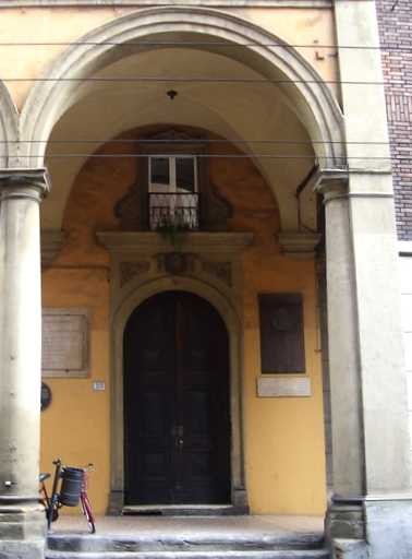 Il vecchio ingresso del Teatro del Corso oggi scomparso - si intravede la lapide in onore di Alfredo Testoni, ritrovata tra le macerie dopo il bombardamento del 29 gennaio '44