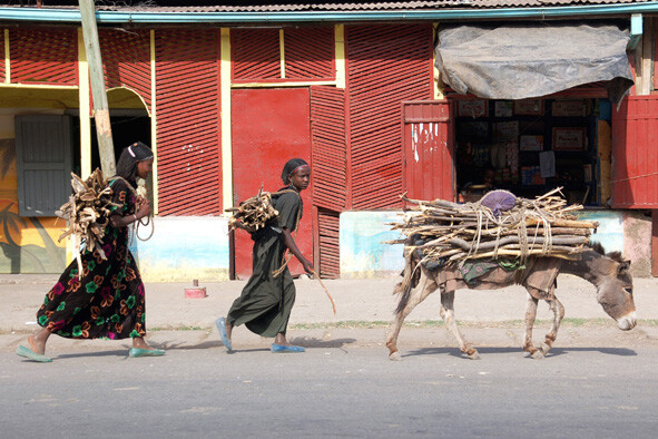Ragazze in marcia verso il mercato di Sambate - Etiopia - 2011