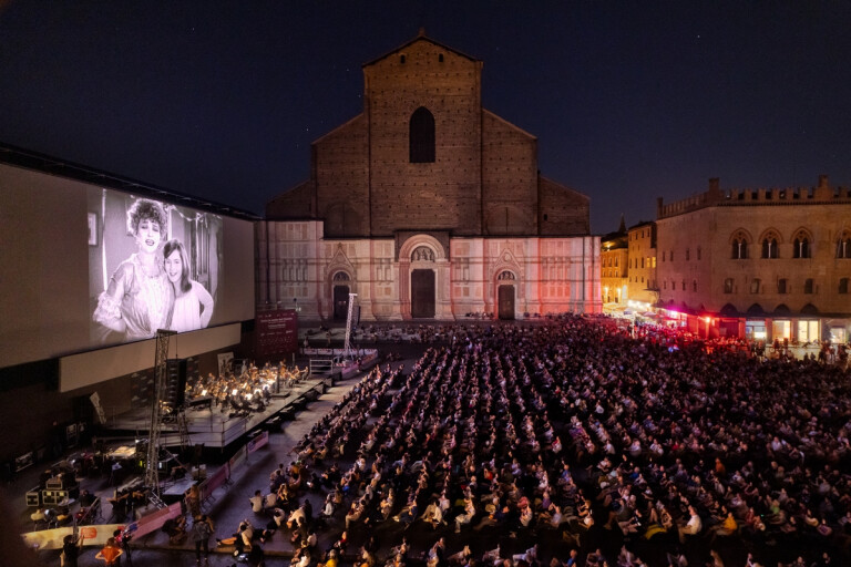 tn Bologna Piazza Maggiore 01