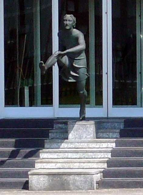 Statua di Ondina Valla - Ingresso dello stabilimento Carpigiani - Anzola Emilia