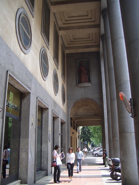 Il portico della casa editrice Zanichelli - Via Irnario (BO)