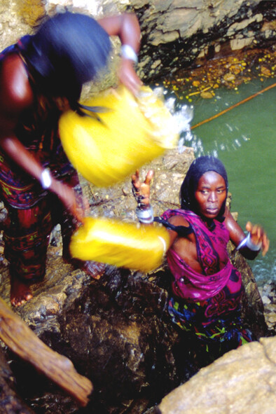 Donne Borana attingono acqua - Yabelo - Etiopia - 2001