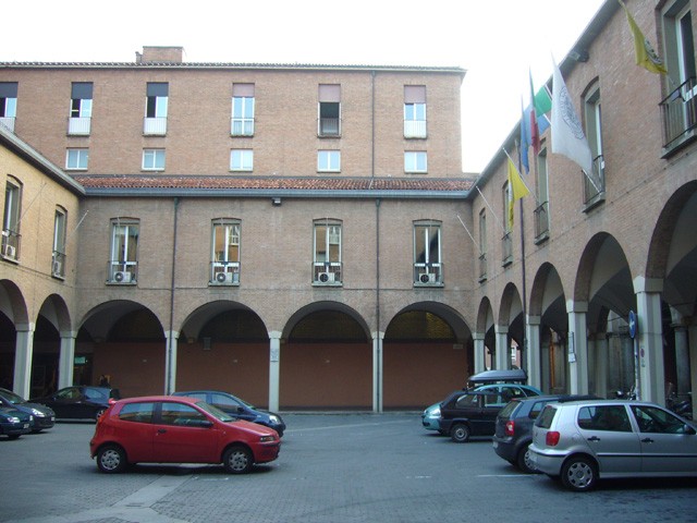 Piazza Scaravilli e la sede della Facoltà di Economia e Commercio