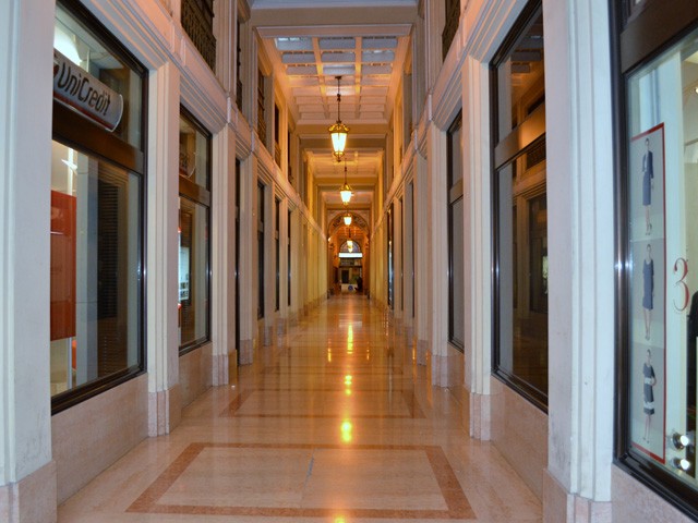 Palazzo delle Provincie romagnole - Unicredit Banca - in corrispondenza del corso sotterraneo dell'Aposa