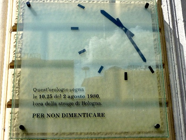 cover of la bomba alla stazione e gli attentati ai treni
