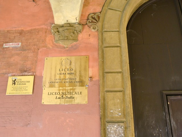 Ex convento dei Certosini annesso alla chiesetta di S. Anna - ora Liceo Laura Bassi - ingresso - particolare