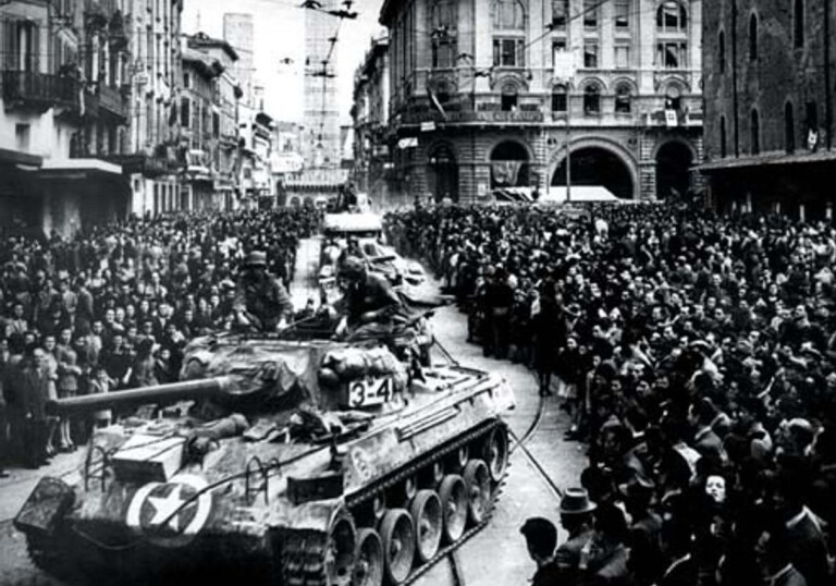 immagine di Bologna ottant’anni fa, le immagini inedite della Guerra e della Liberazione