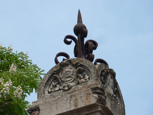 Pilastro dell'ex Conservatorio delle Putte del Baraccano con il puntale in ferro