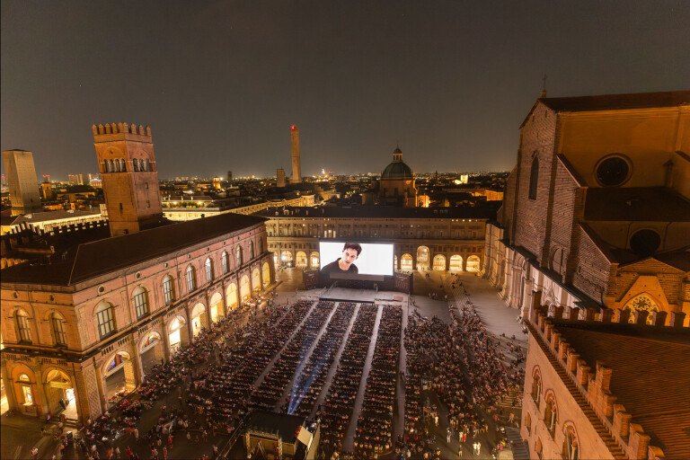 copertina di 210mila spettatori  per il cinema in Piazza Maggiore  a Bologna