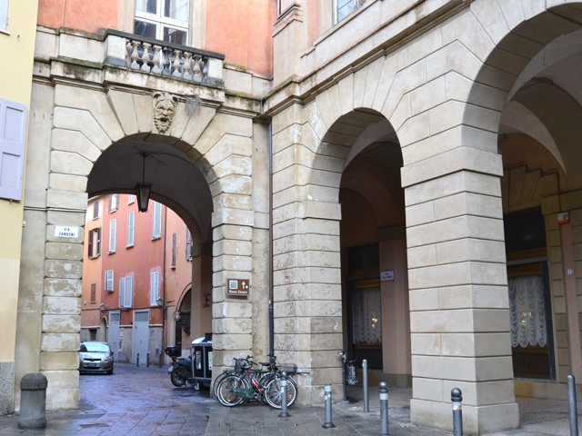 Palazzo Malvasia - voltone su via del Carro