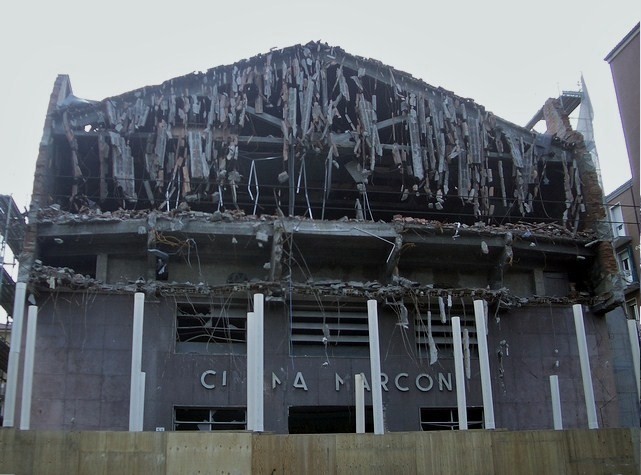 Demolizione del cinema Marconi - via Saffi (BO) - 2005