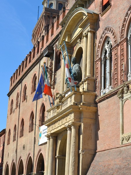 La facciata di Palazzo d'Accursio col balcone del Tibaldi e la statua di papa Gregorio XIII