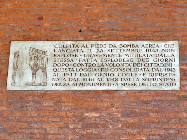 La lapide ricorda l'esplosione che distrusse parte del Palazzo della Mercanzia