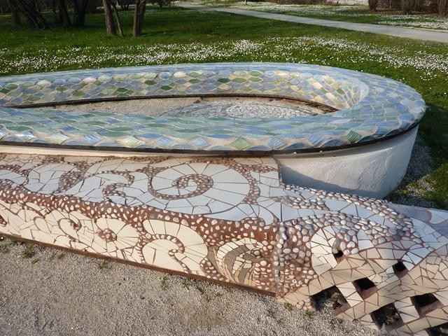 Motivi decorativi in ceramica colorata nelle panchine di Villa Angeletti (BO)