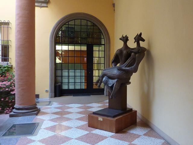 Palazzo Godoli - atrio con scultura di L. Minguzzi