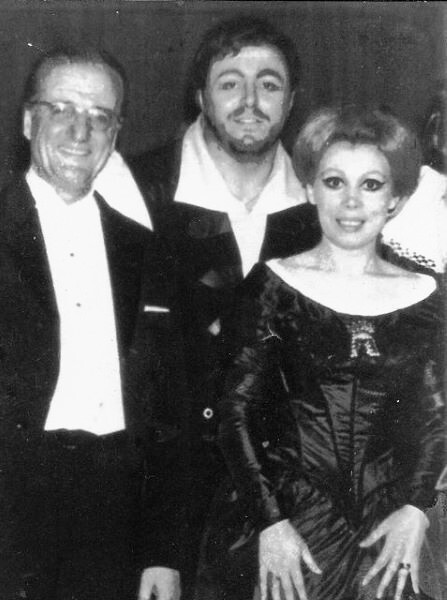 Il maestro Ino Savini, Luciano Pavarotti e Mirella Freni