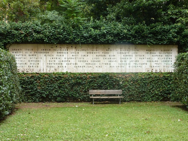 Facoltà di Ingegneria (BO) - giardino interno con la lapide dei caduti della Grand Guerra