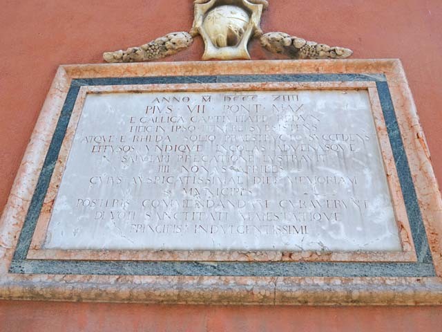 La lapide ricorda il passaggio di papa Pio VII da Castel San Pietro il 4 aprile 1814