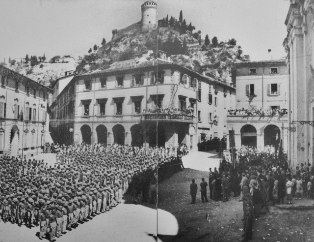 Cerimonia di scioglimento della Brigata Maiella sulla piazza di Brisighella il 15 luglio 1945 - Fonte: IWM - Comune di Brisighella (RA)