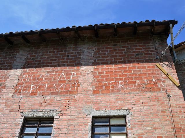 Sul muro di una casa colonica a Mongardino - Sasso Marconi (BO): "Chi vota per il PCI vota per la Pace"