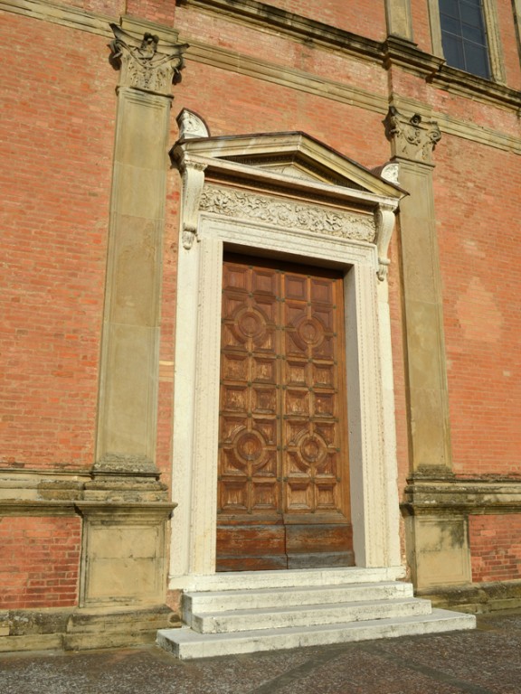 Chiesa di San Michele in Bosco - portone sulla facciata