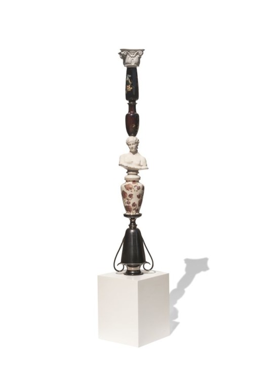 Luca Freschi  Cariatide 01 (DEA) - 2019 - terracotta ceramica dipinta, objet trouvè e legno, cm 40x225x40.jpg