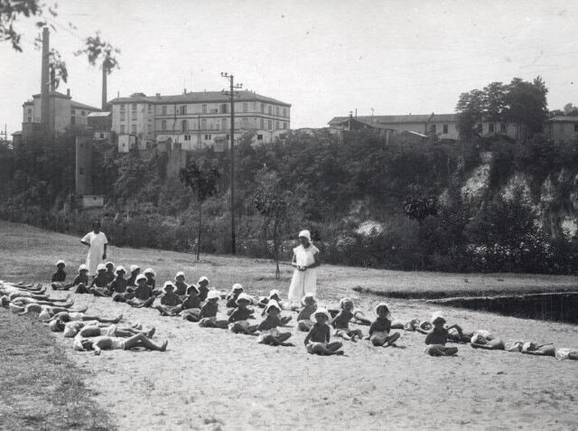 Bimbi al sole sulle rive del Reno