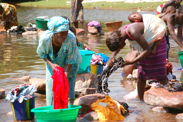 Lavaggio dei panni al fiume Kedougou - Senegal - 2010