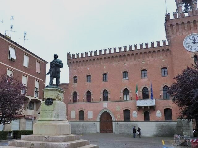 La piazza col monumento a Filopanti e il Palazzo comunale