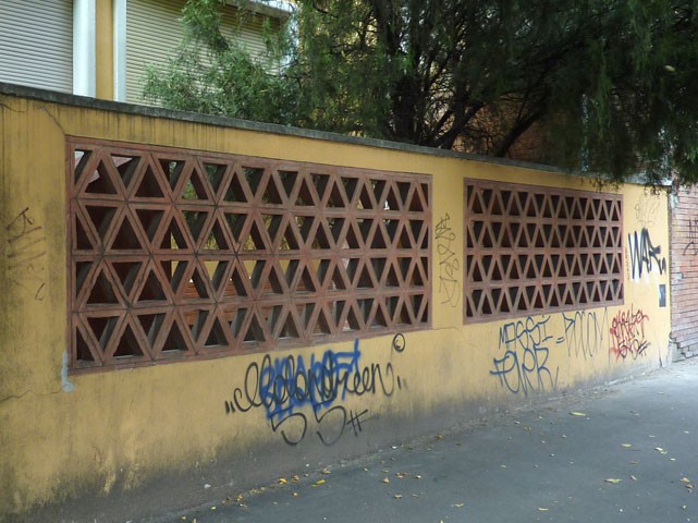 Un bell'esempio di recinzione in mattoni nell'edilizia del 1930 ca