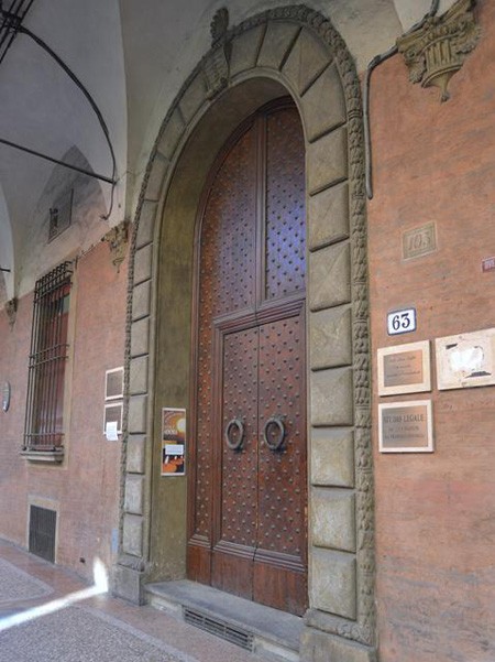 Palazzo Ghiselli Vasselli - portone