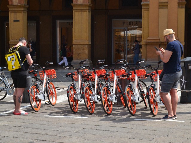Mobike bike sharing in piazza Galvani (BO)