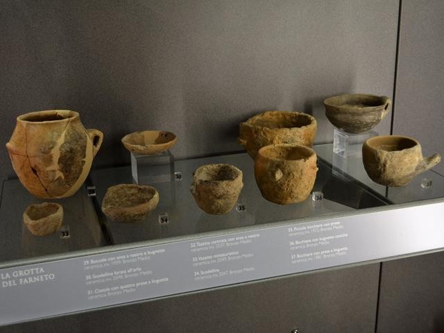 Vasellame proveniente dagli scavi della Grotta del Farneto