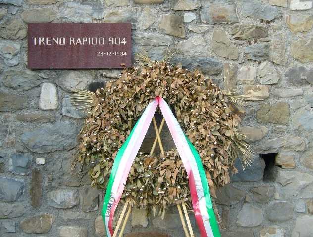 Lapide ricordo dell'attentato al Rapido 904 - Stazione di San Benedetto Val di Sambro (BO)