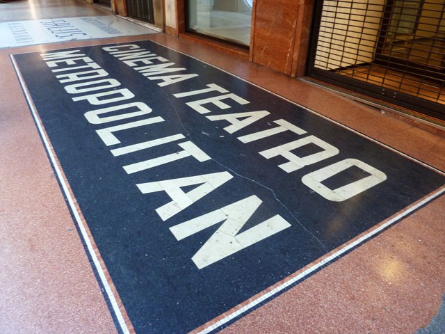 Il pavimento davanti all'ingresso dell'ex cinema Metropolitan 