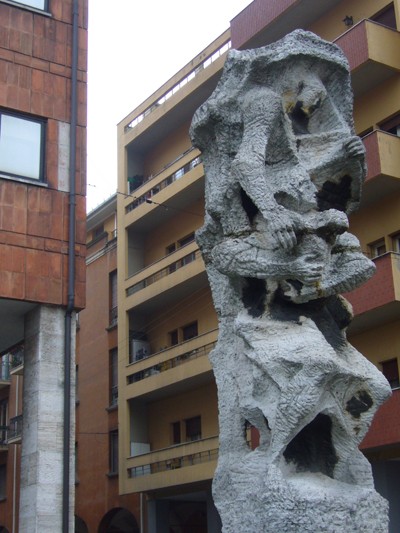 La Famiglia - Scultura in pietra, 1955 ca - Q. Ghermandi - ex Palazzo delle Telecomunicazioni (BO)