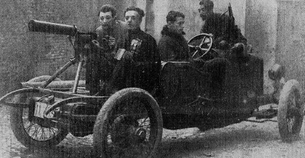 Peppino Ambrosi sulla sua automobile armata di mitragliatrice