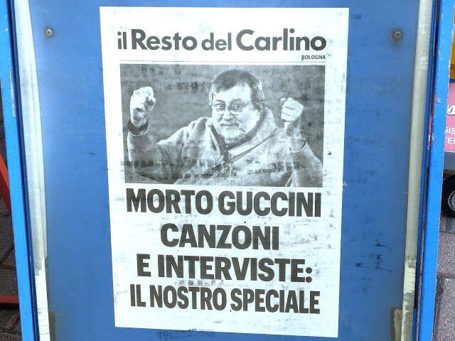 I giornali annunciano la morte di Guccini