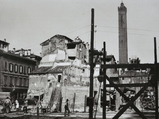 Scorcio del cantiere di Palazzo Ronzani verso piazza Re Enzo 