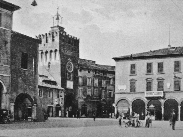 Argenta (FE) - Piazza Garibaldi e il municipio prima della second guerra mondiale - Fonte: Comune di Argenta