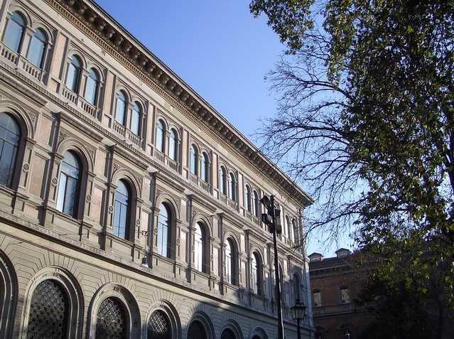 Il Palazzo della Cassa di Risparmio da Piazza Minghetti