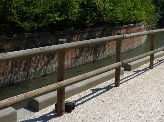 Percorso ciclabile lungo il canale Navile nel parco di Villa Angeletti (BO)