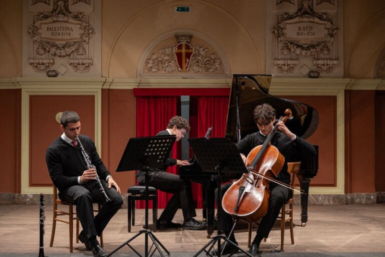 cover of Contrasti e convergenze