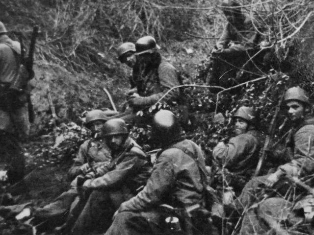 Soldati tedeschi al riparo nelle immediate retrovie del fronte 