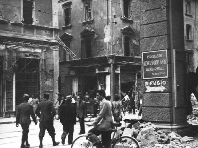 Via Ugo Bassi angolo via della Zecca dopo il bombardamento - Foto: Istituto Parri (BO)